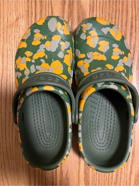 UsedVeryGood - Crocs Unisex Bistro Graphics-Army Green Multi, Mens 6 Women’s  8